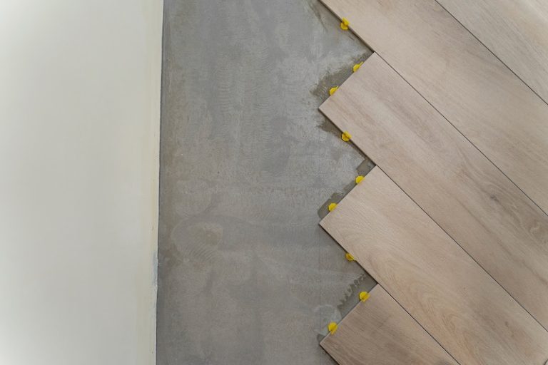 how to install laminate flooring on concrete - image by Freepik