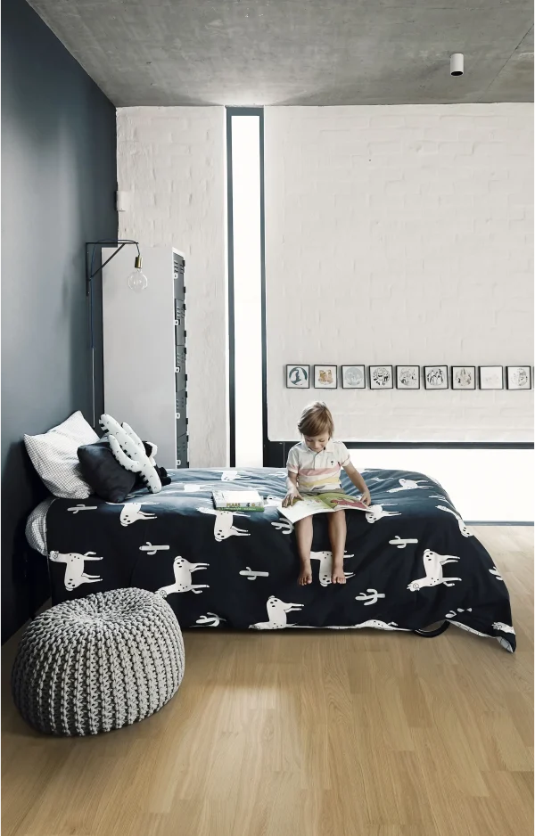 Kahrs-Engineered-Wood-Pure-Oak-2-Strip-room1-1.webp